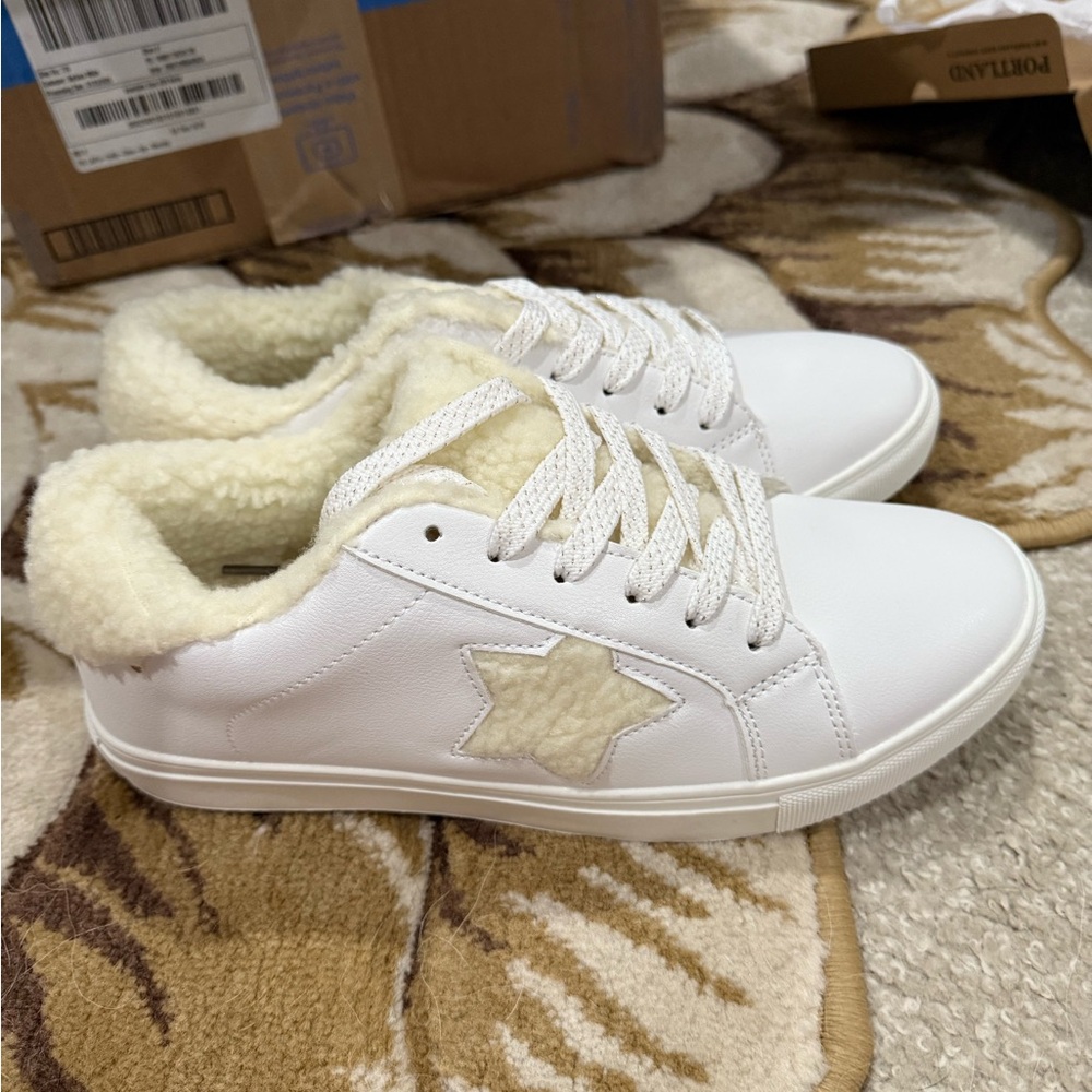 Portland Boot company Sherpa lined sneaker size 9 in White